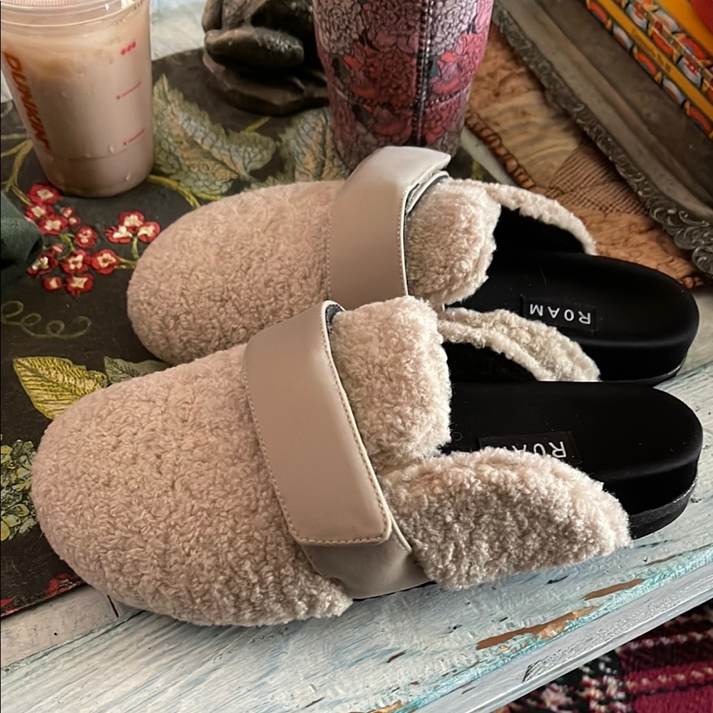 ROAM Cream and Black Cozy Slippers